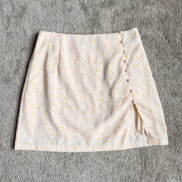 Princess Polly Dresses & Skirts - Princess Polly Fernie Beige Mini Skirt Daisy Print - Size 2